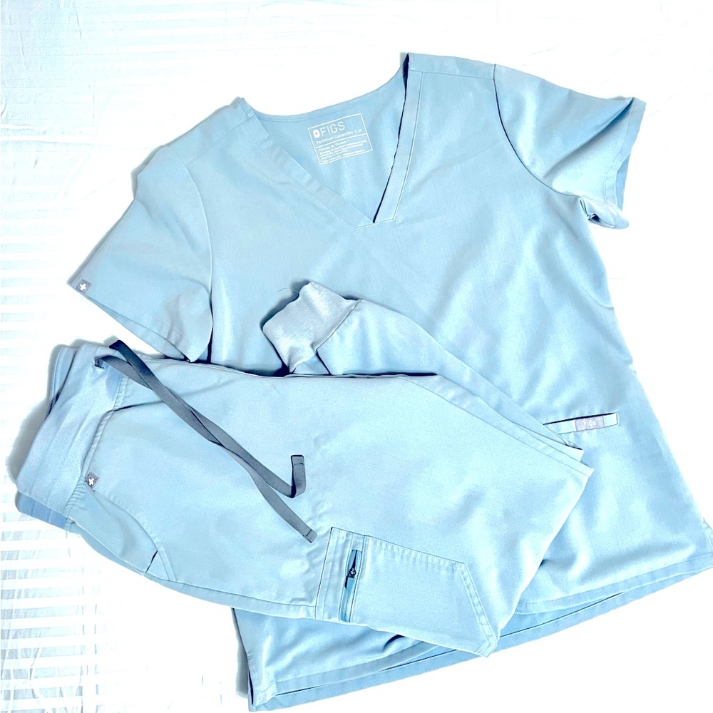 FIGS Scrub Set (Women’s) Medium in Dusty Blue